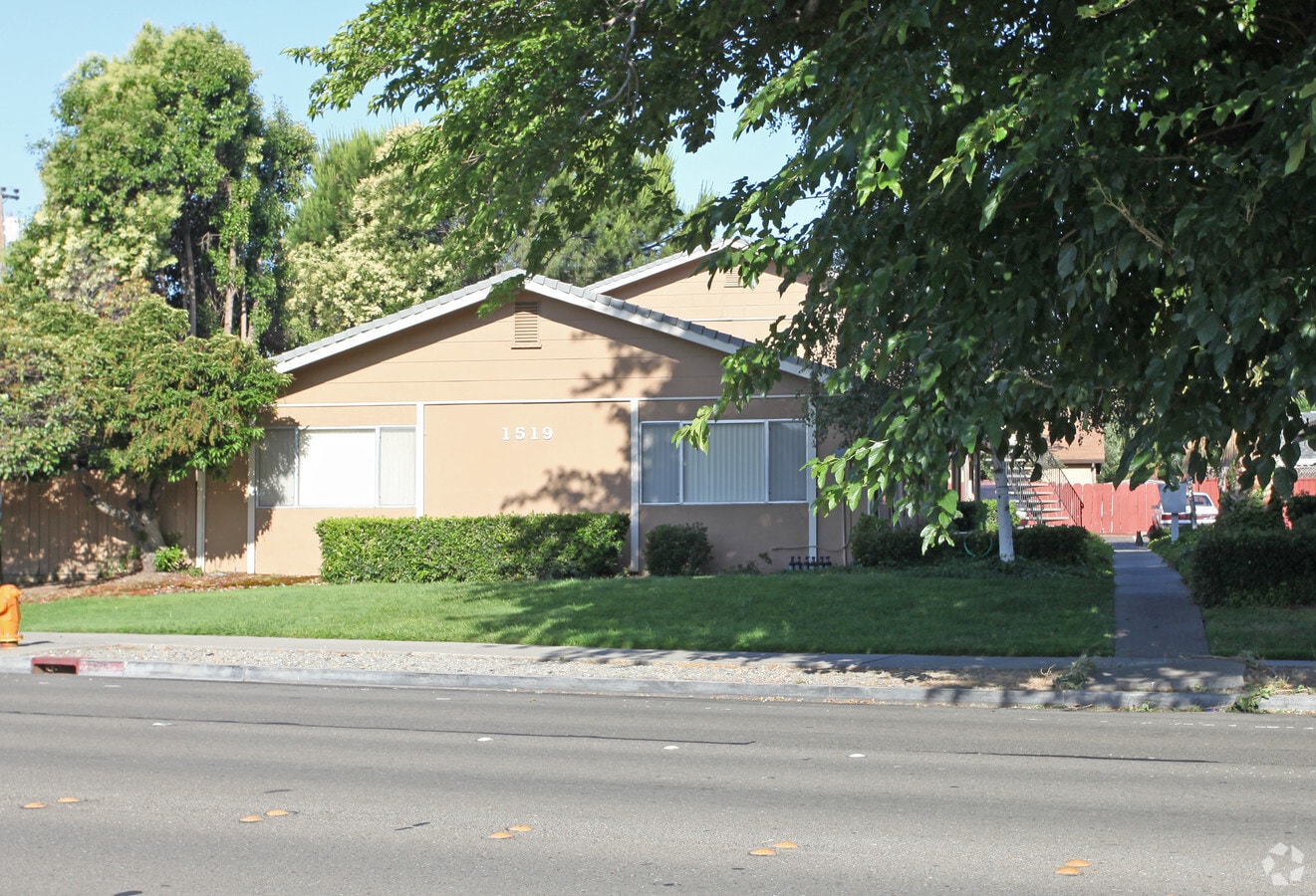 Photo - Tracy Sunrise Apartments