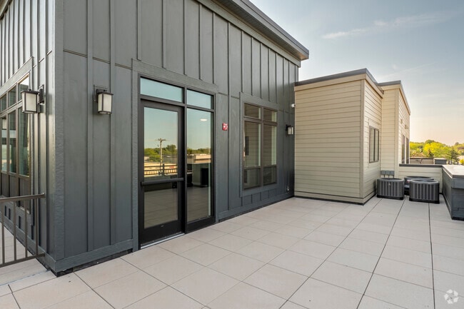 Common Area - Patio - 880 N Main Apartments
