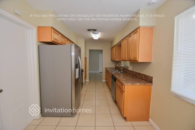 Photo - 921 E Hawthorne Cir