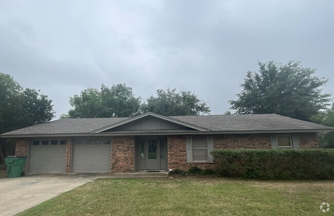 Building Photo - Lovely 3 bedroom 2 bath brick home in exce...