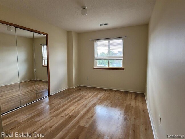 Photo - 15815 Lakeside Dr Unit 5