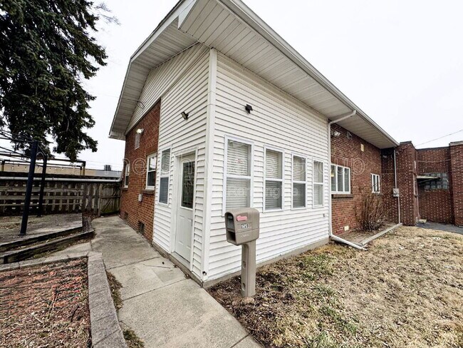 Photo - 141 E Walnut St Unidad B