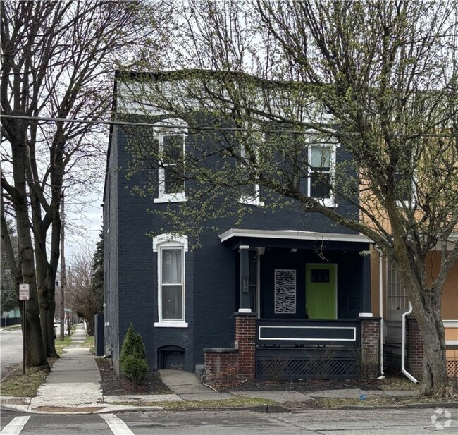 Building Photo - 349 W Clinton St Rental