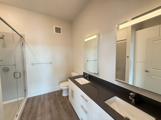 Photo - 641 W Crosstimbers St