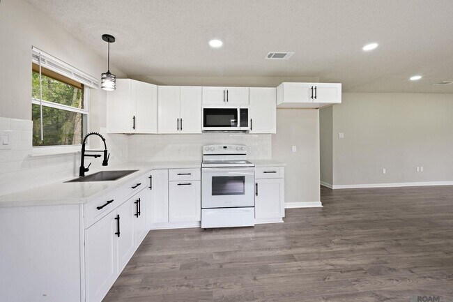 8724 Metairie Dr