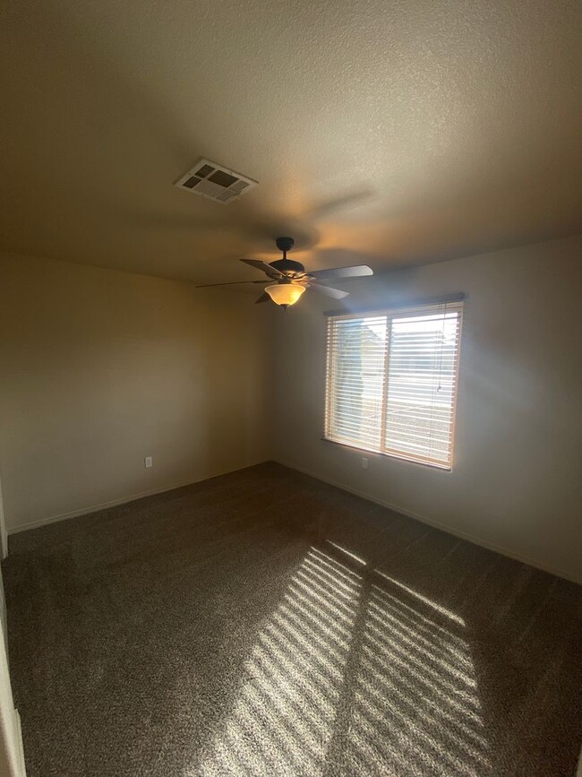 spacious 4 bedroom home in legends west - spacious 4 bedroom home in legends west