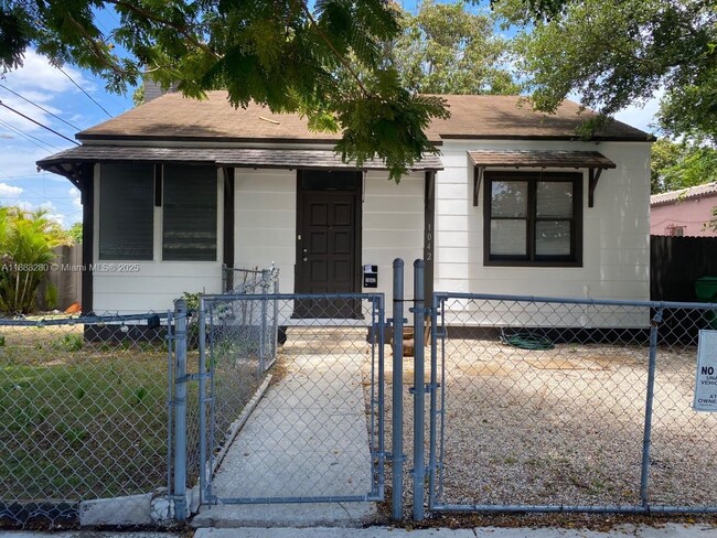 Building Photo - 1042 SW 11th Ave Rental