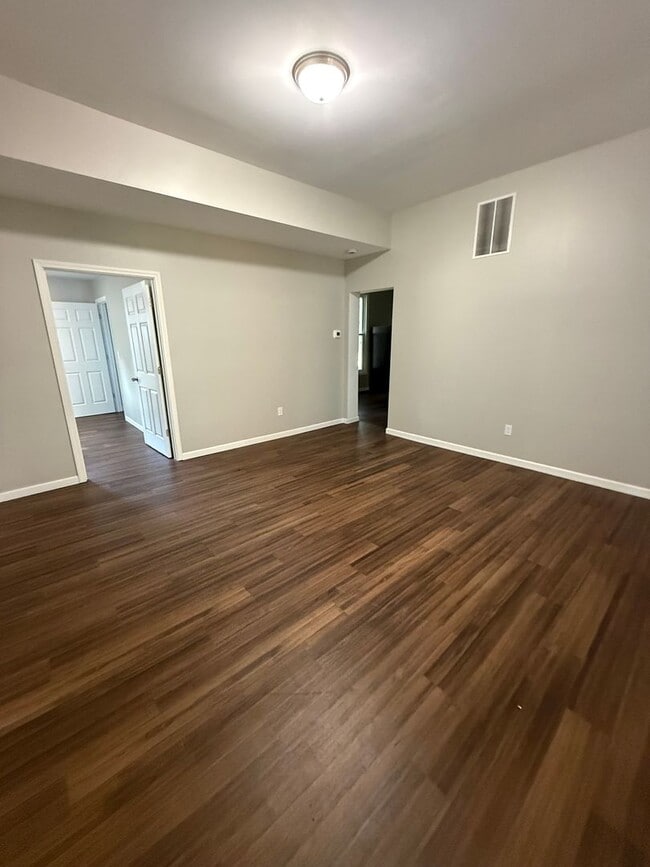 Building Photo - 427 S 12th St Unit Apt B