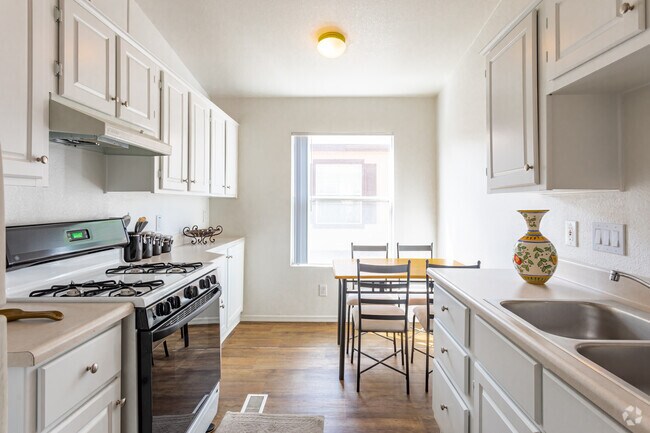 1BR, 1BA - 530 SF