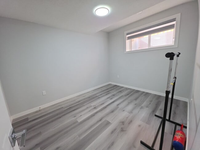 Photo - 9910-9153 153 St NW