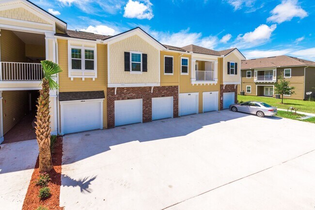 W/1 car garage & add'l parking - 117 Golden Lake Loop