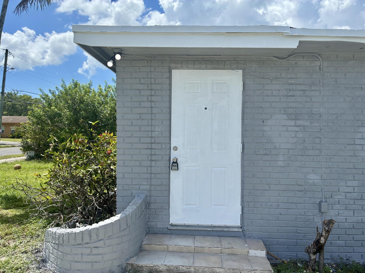 Photo - 605 NW 9th Ave