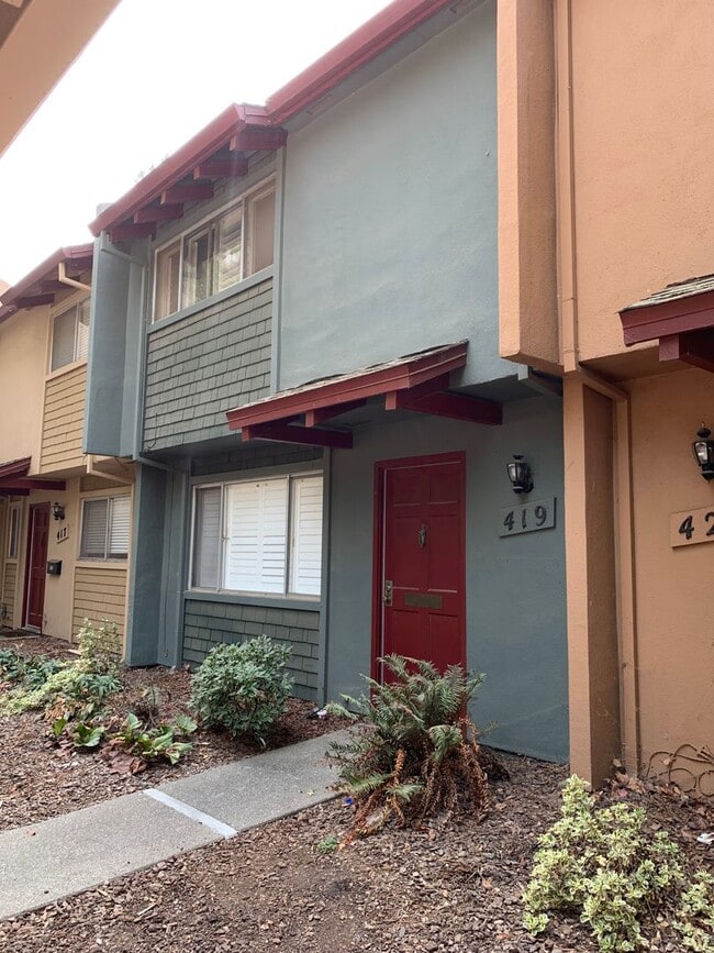 Photo - Adorable 3 Bed 1.5 Bath Covell Commons Condo ( fall Rental )