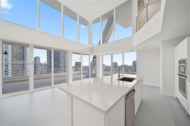 Building Photo - 555 NE 34th St Unit 555 NE 34th St # PH4