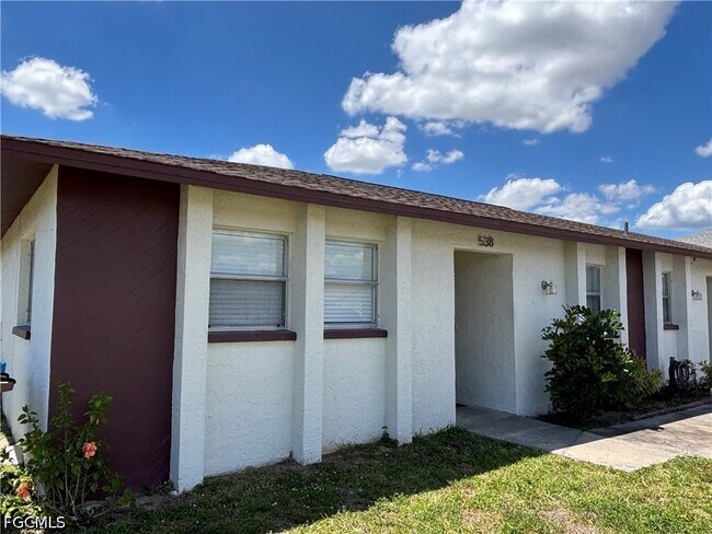 Building Photo - 536 SE 6th Pl