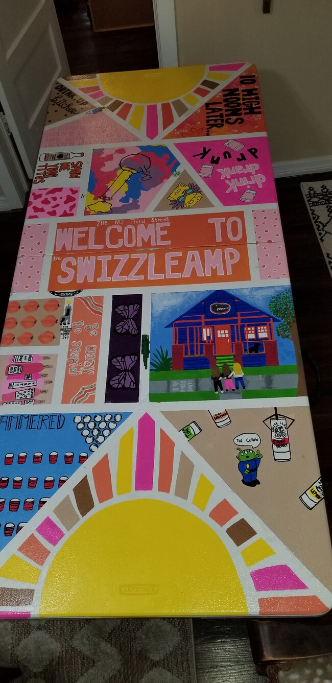 La mesa de juego plegable incluye un cuadro de nuestro inquilino de su casa universitaria. - 208 NW 3rd St