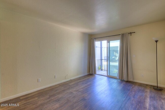 Photo - 740 W Elm St Unit 214