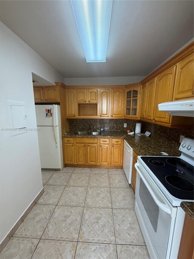 Building Photo - 2025 NE 164th St Unit 806