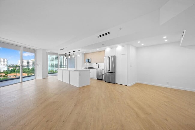 Photo - 19707 Turnberry Way Unidad 11B