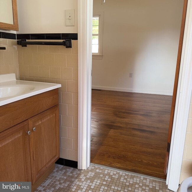 Photo - 60 Central Square Dr