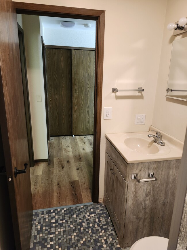 Building Photo - 945 W Locust St Unit #2 Rental