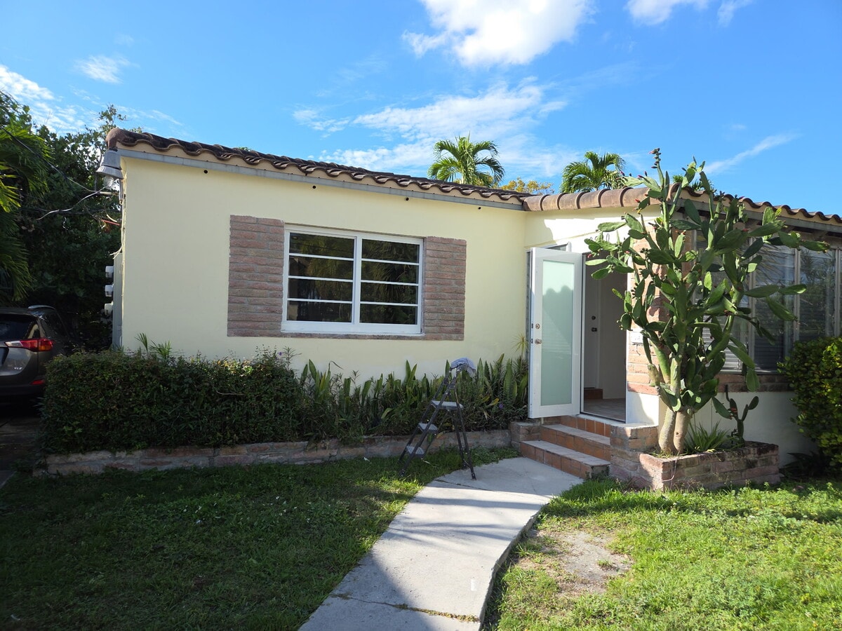 Photo - 8520 Crespi Blvd