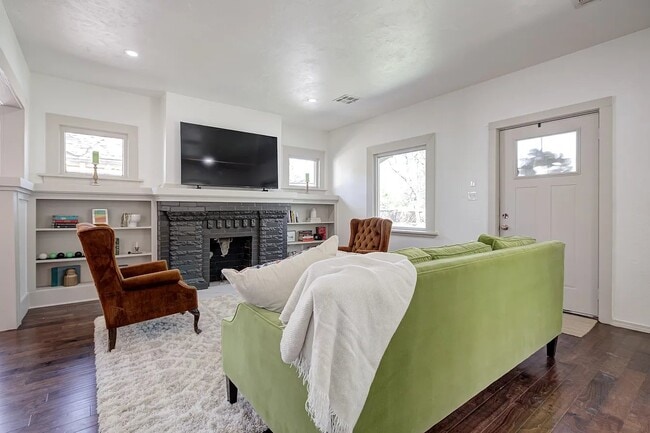 1922 W Park Pl
