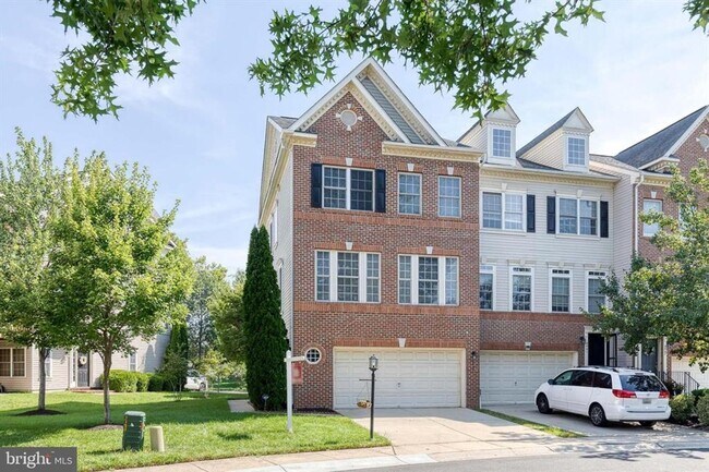 Building Photo - Spacious End-of-Group 3bd 2/2bth Garage To... Rental