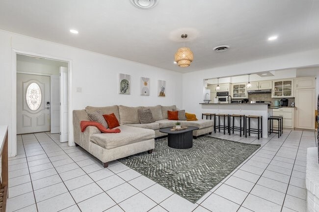 Photo - 2404 Crestview Cir