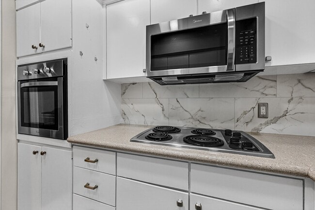 Building Photo - 2601 Bellefontaine Unit B318
