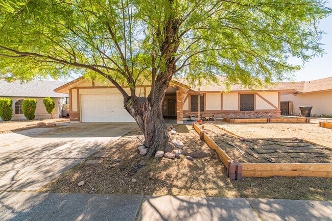 Building Photo - 828 N Quail Cir