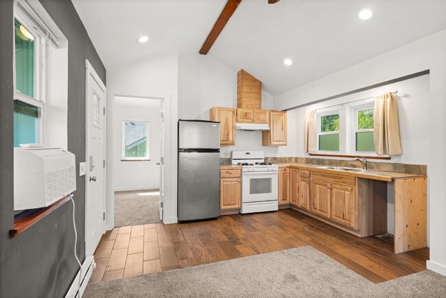 Photo - 393 N Laurel St