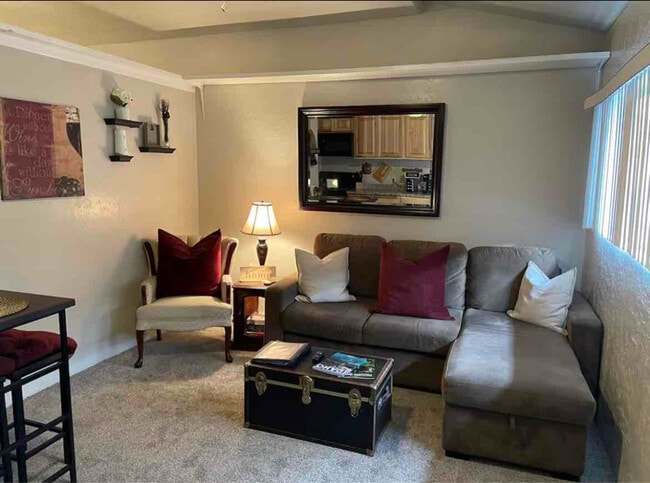 Photo - 604 Center St W