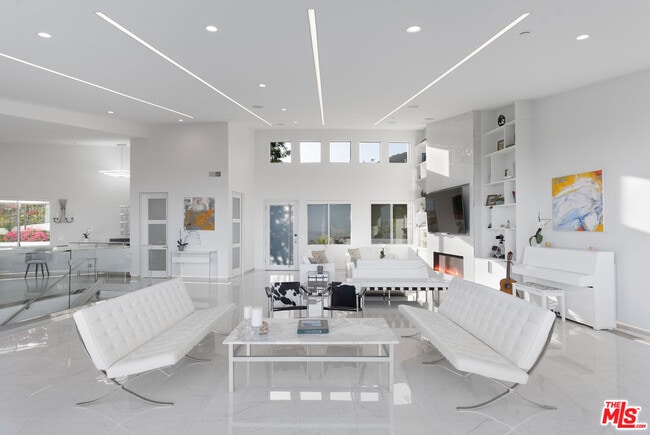 Photo - 28405 Via Acero St