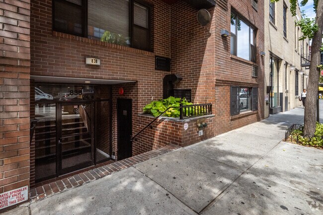 Photo - 838 Greenwich St