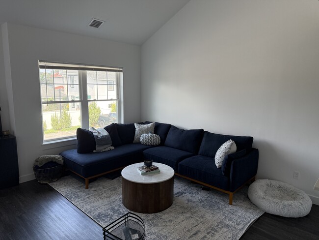 living room - 68 Park Ave Unit 2D