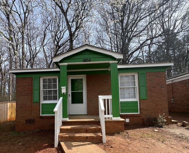Building Photo - 3 Bedroom close to Uptown