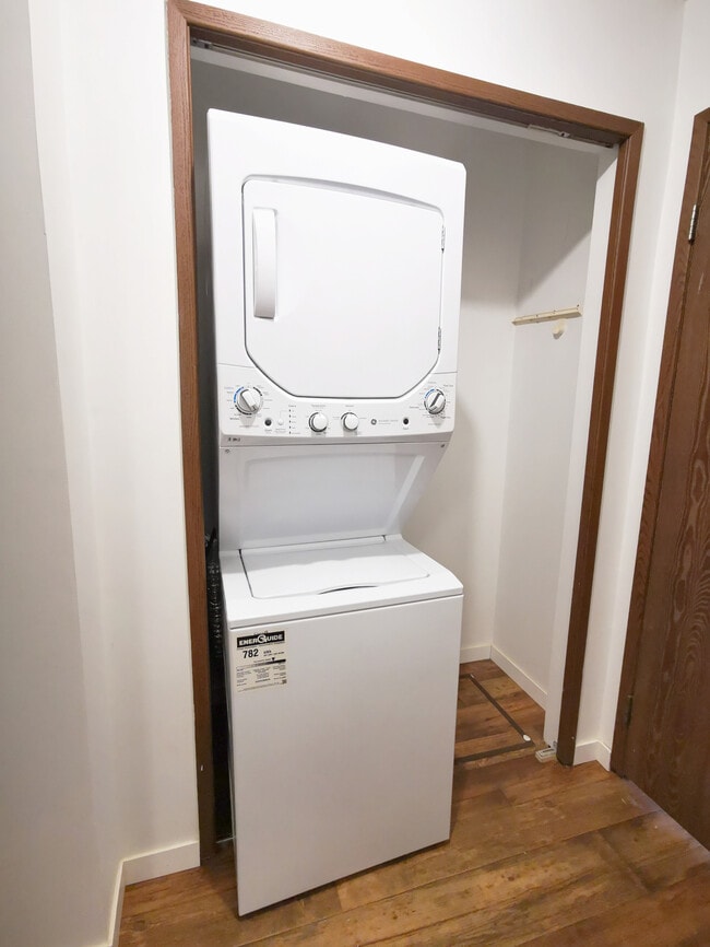 Photo - 545-520 20 St W