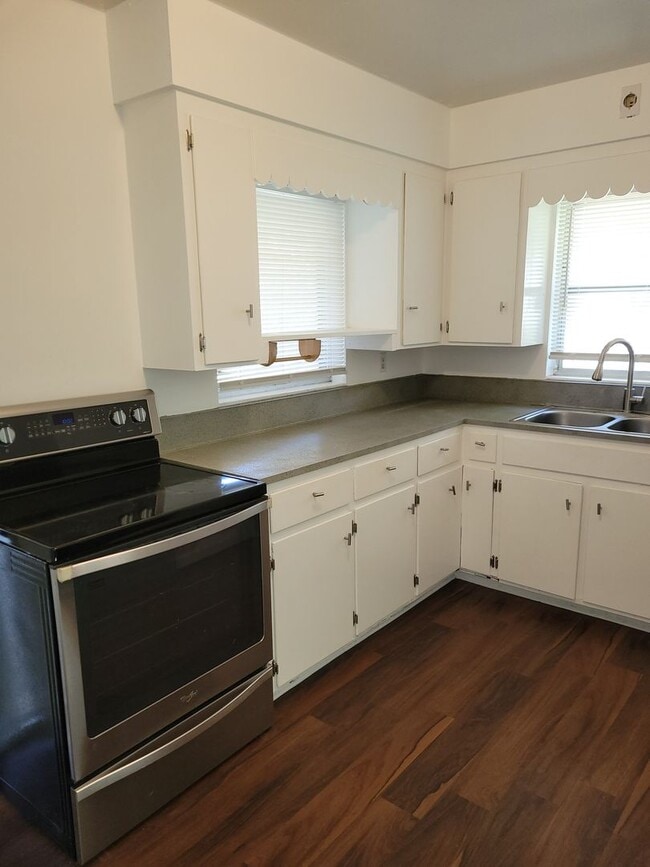 Photo - 3 BEDROOM 1 BATH  - 1/2 DUPLEX LOCATED IN ...