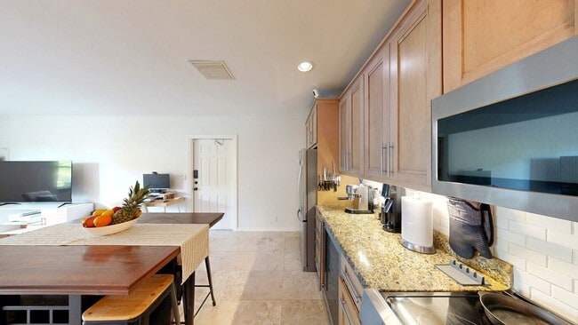 Photo - 530 NE 15th Ct