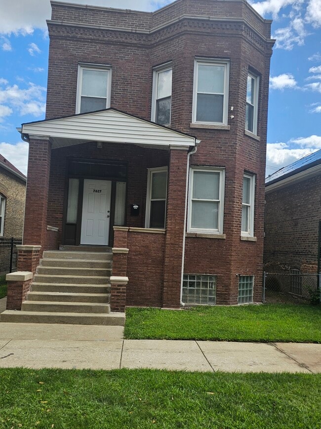Building Photo - 7627 S King Dr Unit 1st floor Rental