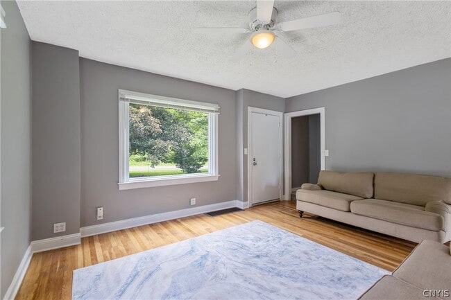 Photo - 116 Richmond Rd E