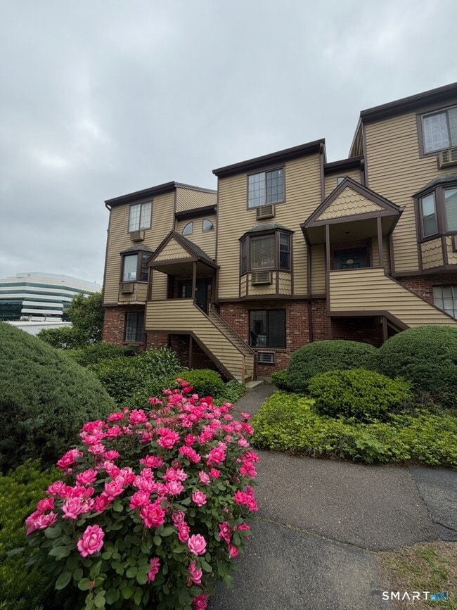 Building Photo - 8 Oakwood Ave Unit C1