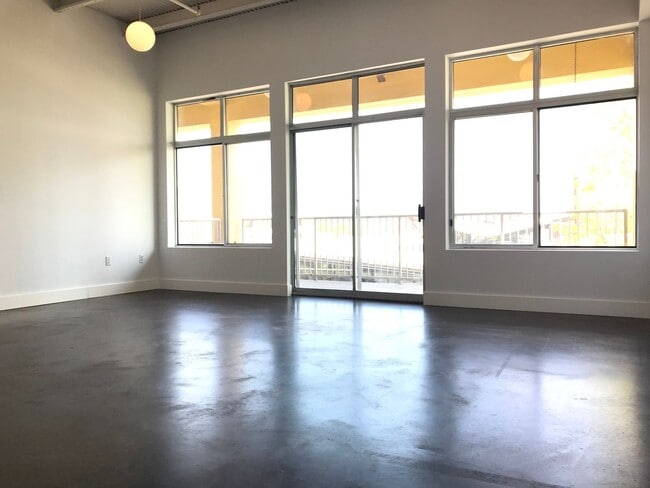 Photo - BIG Condo in GREAT location Unidad 3049