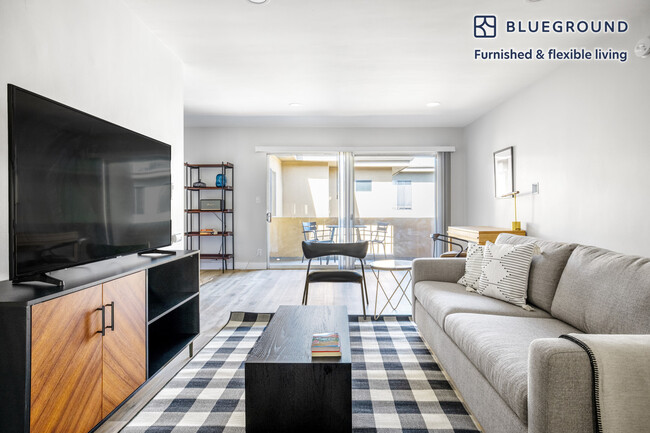 Building Photo - 330 N Crescent Dr Rental