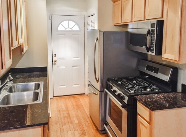 Building Photo - 626 W Roscoe St Unit 3N