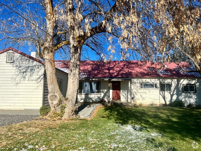 Building Photo - Charming 3 Bedroom 2 Bathroom Country Home...