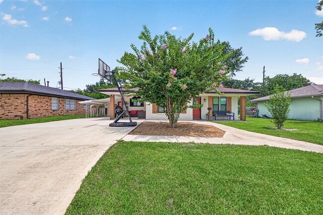 Photo - 1005 Avenue D
