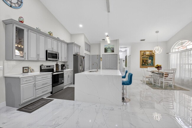 Photo - 6247 Heliconia Rd