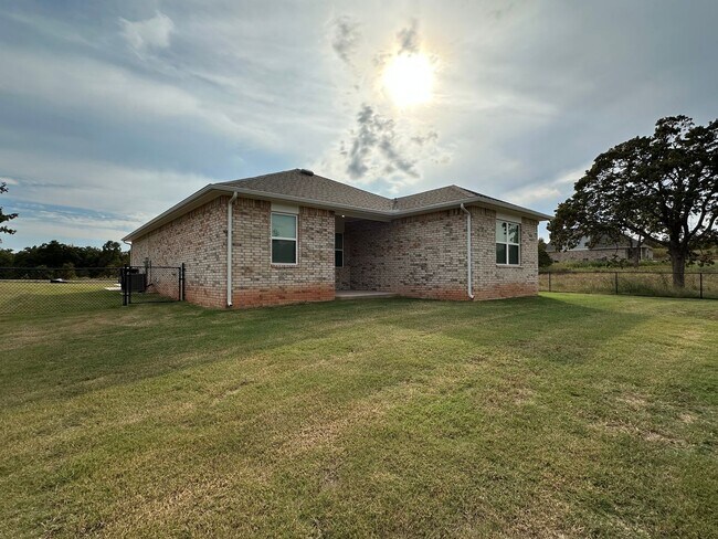 Photo - Lovely 3 Bedroom, 2 Bathroom on a 1.39 woo...